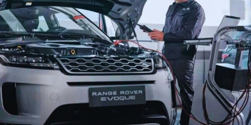 Technician carrying out a Range Rover inspection in Dubai
